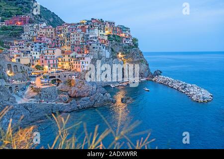 Vue spectaculaire sur Manarola au crépuscule, Cinque Terre en Italie Banque D'Images