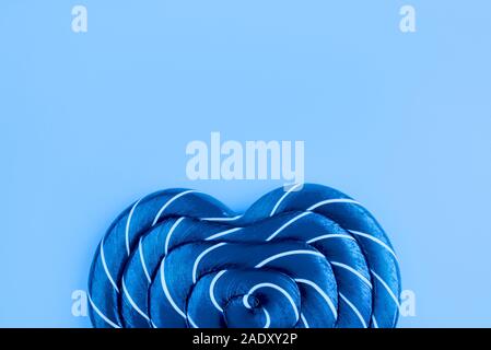 Lollipop sur fond bleu. Mise à plat. Concept minimal. Banque D'Images