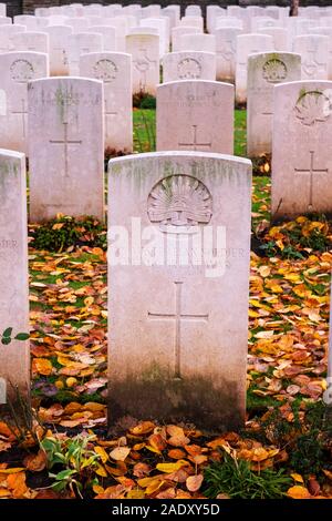 De Buttes New British Cemetery et la Nouvelle-Zélande mémorial aux disparus 5e Division australienne dans le bois du Polygone Memorial Banque D'Images