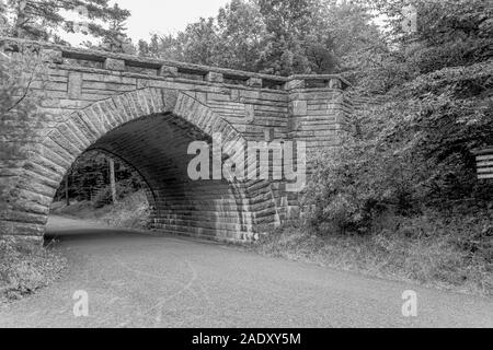 Arch bridge sur chariot sentier au parc national d'Acadia Maine Banque D'Images