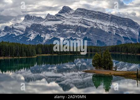 Reflétant le mont Rundle et deux Jack Lake dans le parc national Banff, Alberta, Canada Banque D'Images
