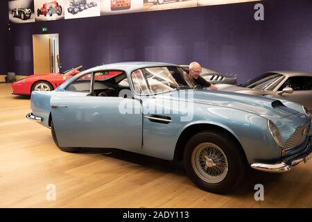 Londres, Royaume-Uni. 5 déc, 2019. Un photocall a eu lieu à Bonhams New Bond Street pour leurs belles Collectors Motor car la vente. Les était un 1961 Aston Martin DB4GT berline sport léger. La vente de 35 voitures de collection anciennes et modernes a lieu le samedi 7 décembre à 14h30. Credit : Keith Larby/Alamy Live News Banque D'Images