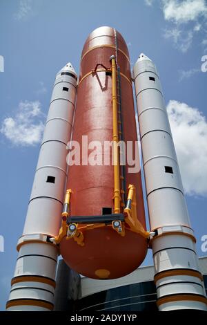 Réplique du réservoir de carburant de la navette spatiale et propulseurs au centre spatial Kennedy en Floride usa Banque D'Images