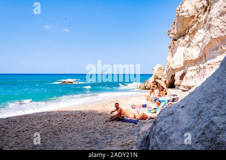 Tropea, Calabre, Italie - Septembre 07, 2019 : Les gens se reposer sur de minuscules fermé par d'énormes rochers blancs plage avec la mer Tyrrhénienne bleu sur l'arrière-plan Banque D'Images