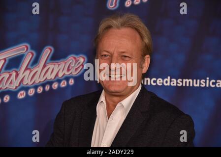 Cologne, Allemagne. 08Th Nov, 2019. L'animateur Uwe Hübner s'agit de la première visite et prélude de ' FLASHDANCE - The Musical ' Credit : Horst Galuschka/dpa/Alamy Live News Banque D'Images