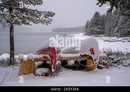 Les lacs sont gelés dans l'hiver canadien, afin d''kayaks sont sur une grille, en attente de la saison commence à la fonte du printemps Banque D'Images