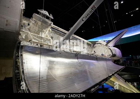 La navette spatiale Atlantis Bay portes ouvertes avec le bras sur affichage dans le centre spatial Kennedy en Floride usa Banque D'Images
