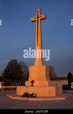 Croix du Sacrifice au coucher du soleil au cimetière de guerre britannique, Ypres Banque D'Images