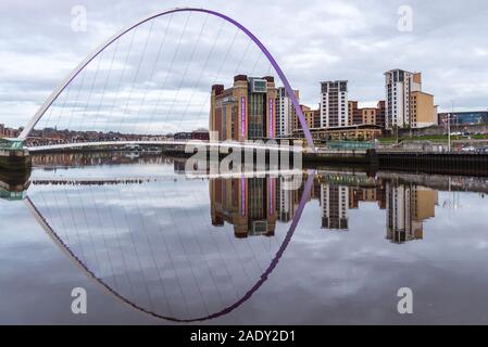 Newcastle Gateshead Quayside avec Millennium Bridge allumé en violet pour les petites lumières pour tout petit monde vit la prématurité jour 2019, RVI SCBU Banque D'Images