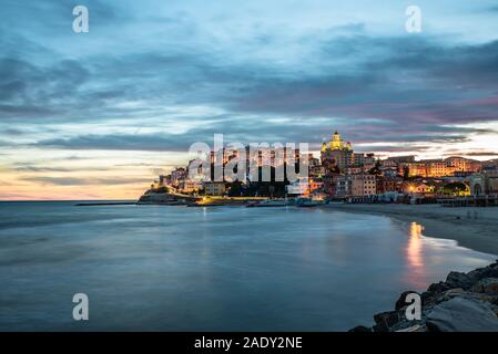 Spettacolare tramonto sul piccolo villaggio di Porto Maurizio (Imperia) costruito su una collina che si affaccia sul Mar Ligure Banque D'Images