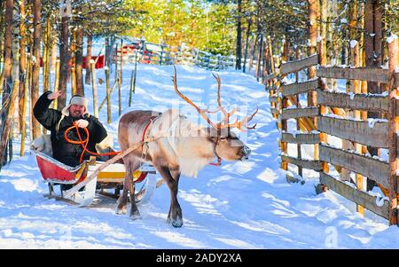 Homme équitation traîneau de rennes en hiver réflexe Rovaniemi Banque D'Images