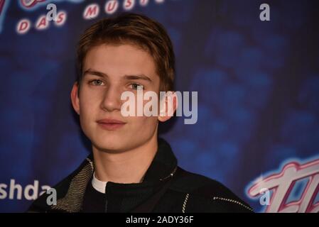 Cologne, Allemagne. 08Th Nov, 2019. L'acteur Luke Röntgen vient à la première visite et prélude de ' FLASHDANCE - The Musical ' Credit : Horst Galuschka/dpa/Alamy Live News Banque D'Images