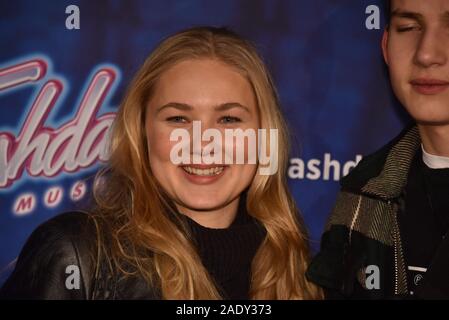 Cologne, Allemagne. 08Th Nov, 2019. L'actrice Lili Budach vient à la première visite et prélude de ' FLASHDANCE - The Musical ' Credit : Horst Galuschka/dpa/Alamy Live News Banque D'Images