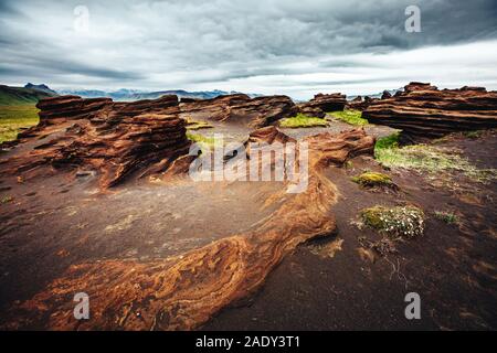 Plage de rochers avec par magma formé par les vents. Attraction touristique populaire. Rare et magnifique scène. Location Sudurland, cap Dyrholaey, côte sud. Banque D'Images