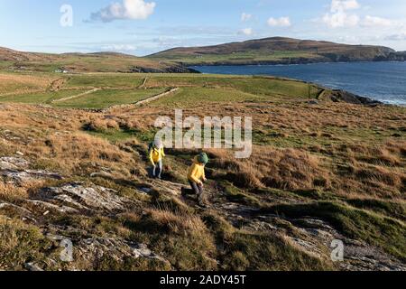 La mère et le fils de randonnée au ruines du château, vue panoramique de Dunlough château, Château Trois Head, Mizen Head Peninsula, West Cork, Irlande, Banque D'Images