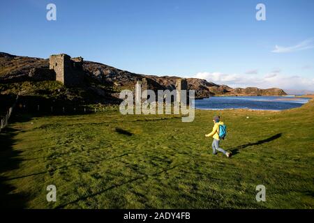 La mère et le fils de randonnée au ruines du château, vue panoramique de Dunlough château, Château Trois Head, Mizen Head Peninsula, West Cork, Irlande, Banque D'Images