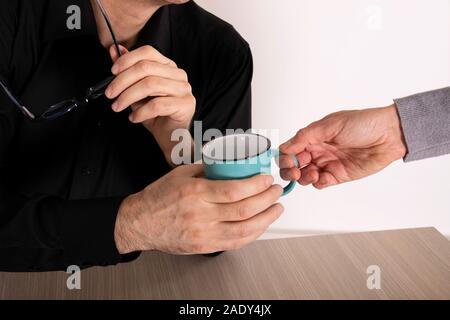 Donner une tasse de café - close up. Banque D'Images