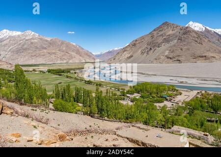 La Pamir highway corridor de Wakhan Village Zong avec vue sur la vallée de la rivière Panj et l'Afghanistan sur une montagne sur un ciel bleu ensoleillé Jour Banque D'Images