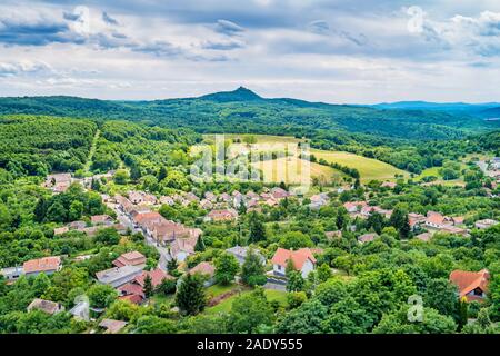 Le village de Somoskő et Salgó Salgó vár (Château) dans la distance dans le nord de la Hongrie. Banque D'Images