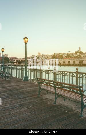 San Francisco Pier 7 au début de l'aube, avec vue sur Coit Tower et Russian Hill en arrière-plan, Californie, États-Unis. Banque D'Images