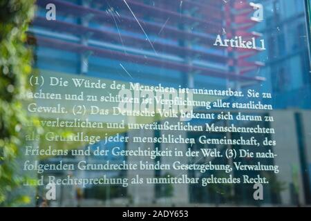 Artikel 1, Glaswand, Kunstwerk von Dani Karavan Grundgesetz '49', Spreepromenade, Mitte, Berlin, Deutschland Banque D'Images