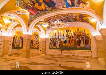 Belgrade, Serbie - août 10, 2019 : vue intérieure de la cathédrale de Saint Sava de fresques sur mur. Cette cathédrale est une des plus grandes de la cathédrale orthodoxe Banque D'Images