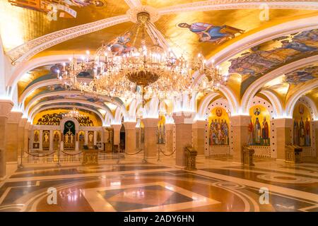 Belgrade, Serbie - août 10, 2019 : vue intérieure de la cathédrale de Saint Sava de fresques sur mur. Cette cathédrale est une des plus grandes de la cathédrale orthodoxe Banque D'Images