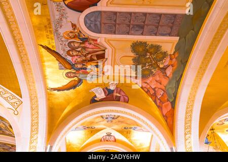 Belgrade, Serbie - août 10, 2019 : vue intérieure de la cathédrale de Saint Sava de fresques sur mur. Cette cathédrale est une des plus grandes de la cathédrale orthodoxe Banque D'Images