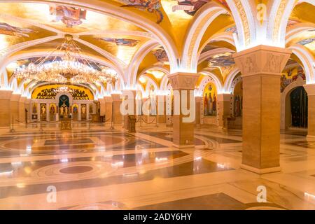 Belgrade, Serbie - août 10, 2019 : vue intérieure de la cathédrale de Saint Sava de fresques sur mur. Cette cathédrale est une des plus grandes de la cathédrale orthodoxe Banque D'Images