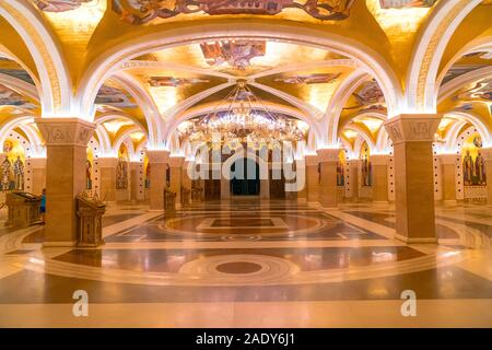 Belgrade, Serbie - août 10, 2019 : vue intérieure de la cathédrale de Saint Sava de fresques sur mur. Cette cathédrale est une des plus grandes de la cathédrale orthodoxe Banque D'Images