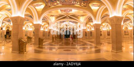 Belgrade, Serbie - août 10, 2019 : vue intérieure de la cathédrale de Saint Sava de fresques sur mur. Cette cathédrale est une des plus grandes de la cathédrale orthodoxe Banque D'Images