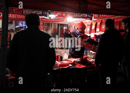 Un stand de marchandises à l'extérieur du terrain avant le match en Premier League à l'Emirates Stadium, Londres. Banque D'Images