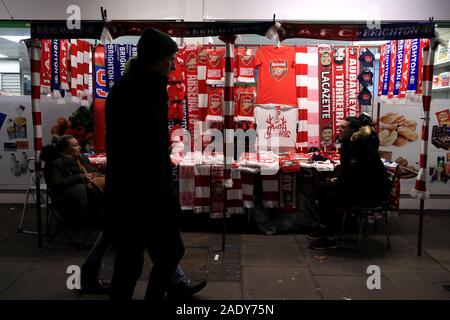 Un stand de marchandises à l'extérieur du terrain avant le match en Premier League à l'Emirates Stadium, Londres. Banque D'Images