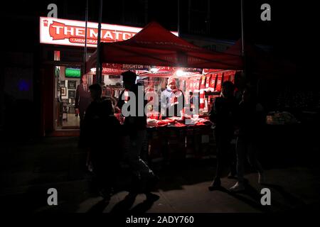 Un stand de marchandises à l'extérieur du terrain avant le match en Premier League à l'Emirates Stadium, Londres. Banque D'Images