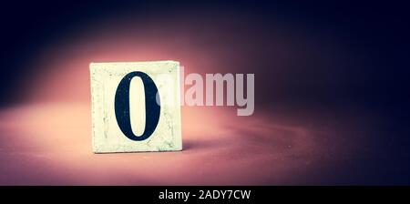 Old vintage bloc en bois avec 0 chiffres, le nombre zéro - fond marron vif Banque D'Images