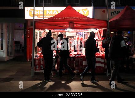 Un stand de marchandises à l'extérieur du terrain avant le match en Premier League à l'Emirates Stadium, Londres. Banque D'Images