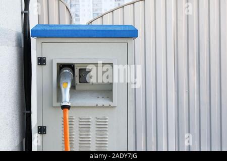 Eco Friendly Le concept des transports. Chargeur de voiture station électrique installé dans le stationnement. Banque D'Images