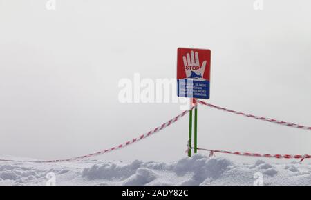 Le signe de danger - arrêter, avalanches. En hors-piste, ski de neige ensoleillée avec nouveau-neige et ciel couvert par mauvais temps avant de blizzard. La Géorgie, par région Banque D'Images