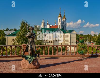 Vitebsk, République du Bélarus. 28.07. 2019. Vue depuis la rue Pouchkine 2 sur les bâtiments situés sur la rive opposée de la rivière Vitba et le monumen Banque D'Images