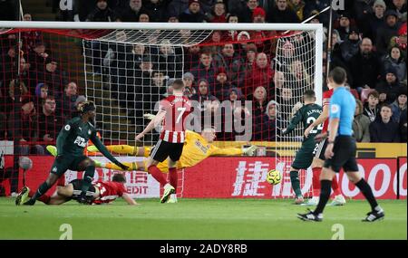 Le Newcastle United Allan Saint-Maximin cscores ses premier but du jeu au cours de la Premier League match à Bramall Lane, Sheffield. Banque D'Images