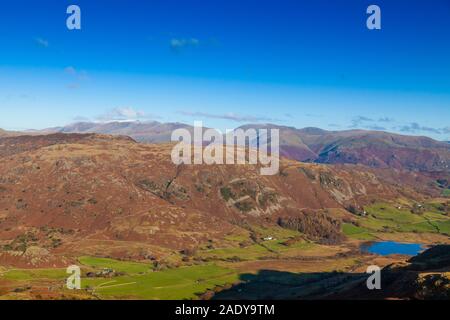 Jusqu'à peu à Langdale tarn en peu de la vallée de Langdale et plus à Helvellyn dans la distance, Cumbria en Angleterre. Banque D'Images