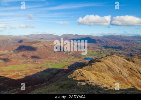 À la pointe vers le bas à peu Wetherlam Langdale tarn et Helvellyn dans la distance, Cumbria en Angleterre. Banque D'Images