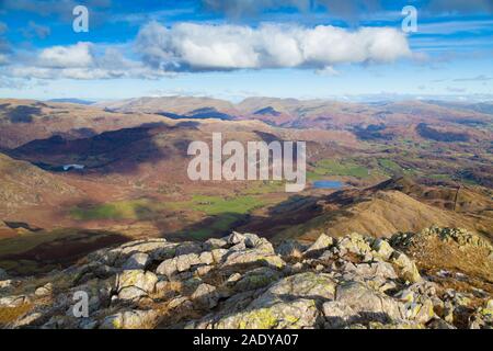 À la pointe vers le bas à peu Wetherlam Langdale tarn et Helvellyn dans la distance, Cumbria en Angleterre. Banque D'Images