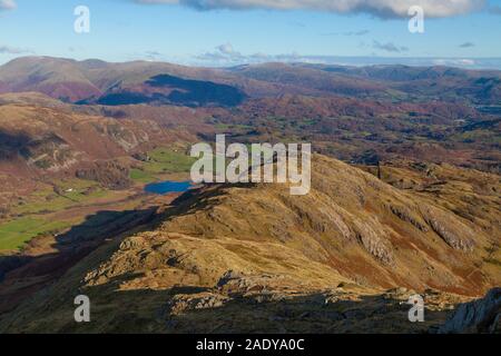 À la pointe vers le bas à peu Wetherlam Langdale tarn Cumbria en Angleterre. Banque D'Images