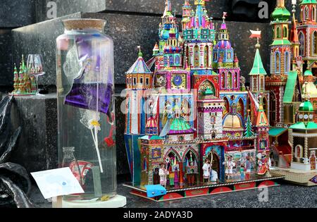 Crèches au cours de la 76e Concours de crèche. La 77e concours Crèche de Cracovie. Crèches de Noël de Cracovie sont des œuvres d'art miniatures Ils sont faits à la main à partir de matériaux facilement accessibles : carton, bois, petits ornements. Chaque année le premier jeudi de décembre artistes rencontrent autour de l'Adam Mickiewicz monument sur la place principale de montrer leurs derniers travaux. Le 29 novembre 2018, la tradition de construire des lits de Cracovie est allé à la Liste représentative du patrimoine culturel immatériel par l'UNESCO. Banque D'Images