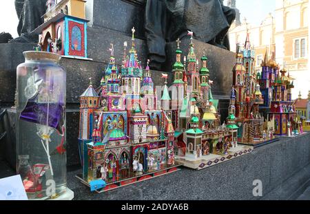 Crèches au cours de la 76e Concours de crèche. La 77e concours Crèche de Cracovie. Crèches de Noël de Cracovie sont des œuvres d'art miniatures Ils sont faits à la main à partir de matériaux facilement accessibles : carton, bois, petits ornements. Chaque année le premier jeudi de décembre artistes rencontrent autour de l'Adam Mickiewicz monument sur la place principale de montrer leurs derniers travaux. Le 29 novembre 2018, la tradition de construire des lits de Cracovie est allé à la Liste représentative du patrimoine culturel immatériel par l'UNESCO. Banque D'Images