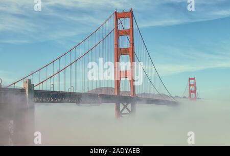 Bas épais brouillard formé sous le Golden Gate Bridge à San Francisco, Californie, États-Unis, sur une première matinée de printemps. Banque D'Images