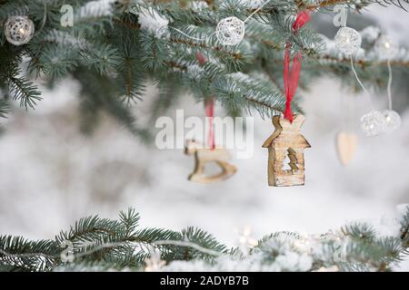 Belle décorations sur un arbre de Noël avec de la neige à l'extérieur. Célébration de l'hiver, et les jours fériés. Banque D'Images