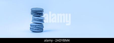 Bannière avec trois tons macarons sur fond bleu avec copie espace. Banque D'Images