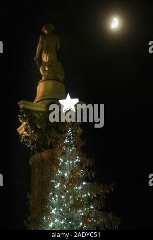 Trafalgar Square, Westminster, London, UK. Le 05 mai 2019. Haut de l'arbre complètement illuminatedt, qui cette année est une vieille de 90 ans, l'épinette de Norvège est d'environ 21 mètres de haut, avec la Colonne Nelson. L'arbre de Noël de Trafalgar Square est activée avec une cérémonie à la place. Par tradition, l'épinette de Norvège est donné par Oslo pour la population de Londres pour leur aide pendant la Seconde Guerre mondiale. Credit : Imageplotter/Alamy Live News Banque D'Images